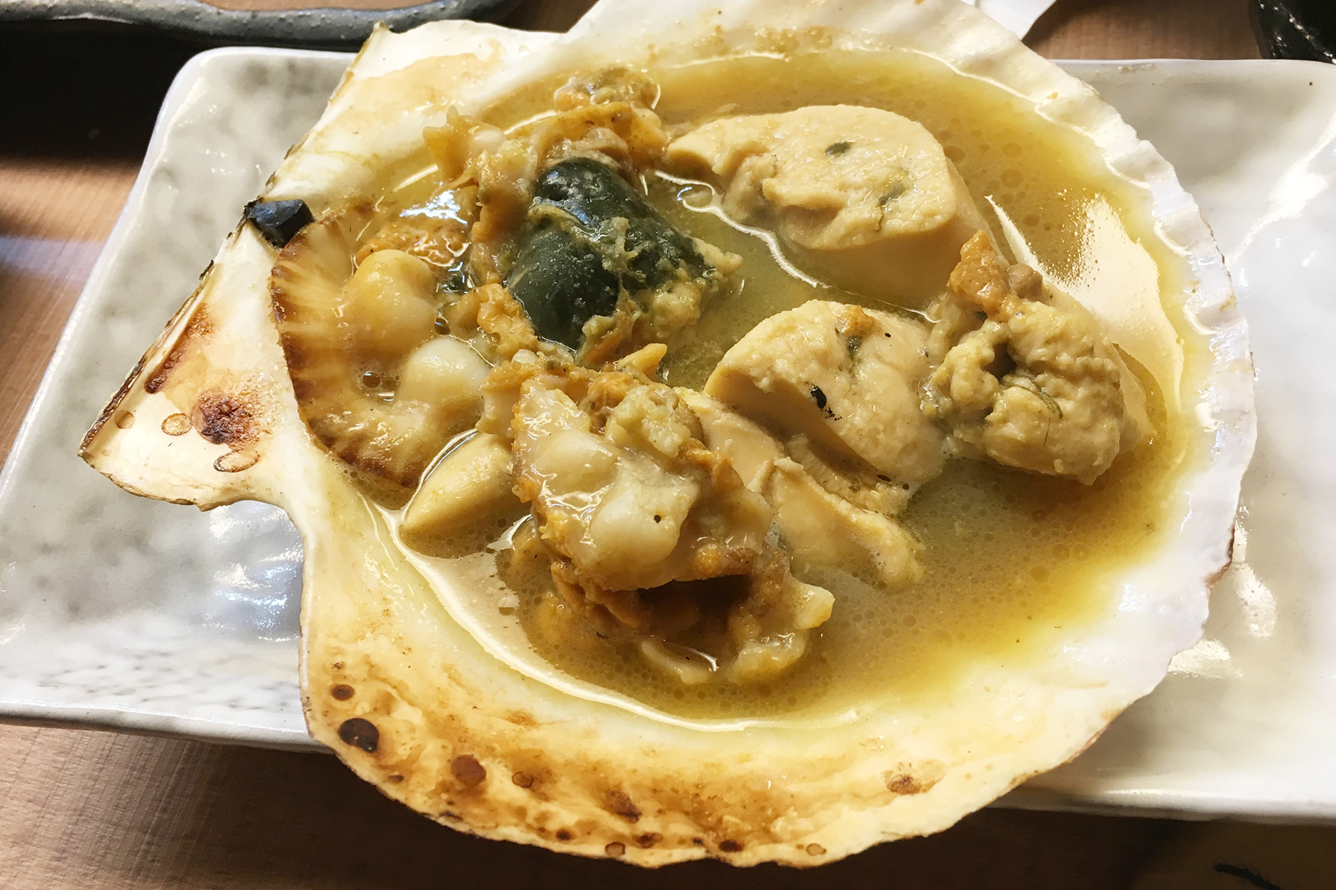 新鮮な魚介類の焼きも人気